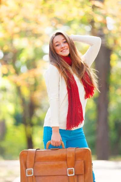 Chica adolescente con maleta en otoño al aire libre — Foto de Stock