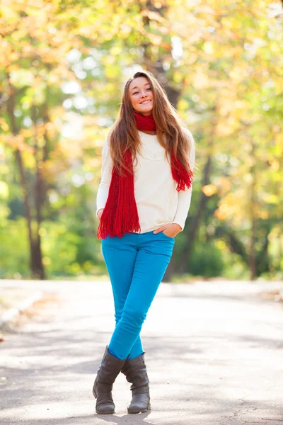 Adolescente en écharpe rouge à l'automne en plein air — Photo