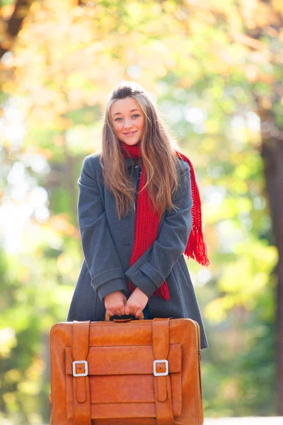 Tiener meisje met koffer in herfst buiten — Stockfoto