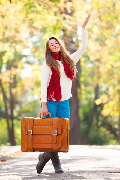 Ragazza adolescente con valigia in autunno all'aperto — Foto Stock