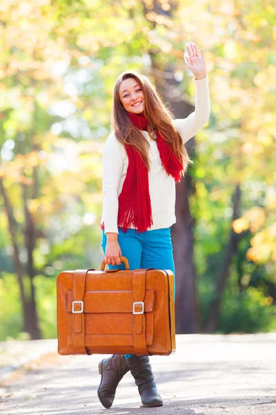 Tiener meisje met koffer in herfst buiten — Stockfoto