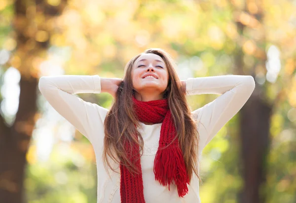 Adolescente chica en rojo bufanda en otoño al aire libre —  Fotos de Stock