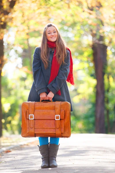 Девочка-подросток с чемоданом на осеннем открытом воздухе — стоковое фото
