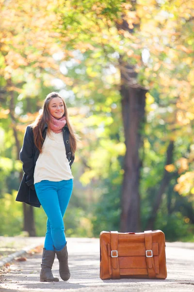 Ragazza adolescente con valigia in autunno all'aperto — Foto Stock