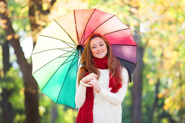 가 야외에서 우산 빨간색 스카프에 십 대 소녀 — 스톡 사진