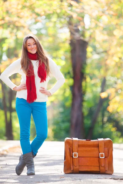 Ragazza adolescente con valigia in autunno all'aperto — Foto Stock