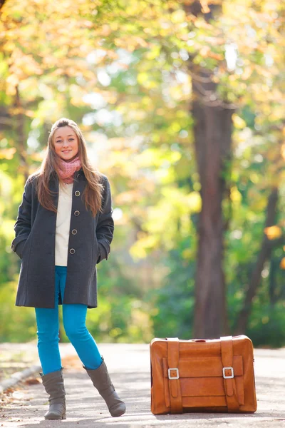 Chica adolescente con maleta en otoño al aire libre — Foto de Stock