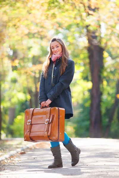 Adolescenta fata cu valiza la toamna in aer liber — Fotografie, imagine de stoc