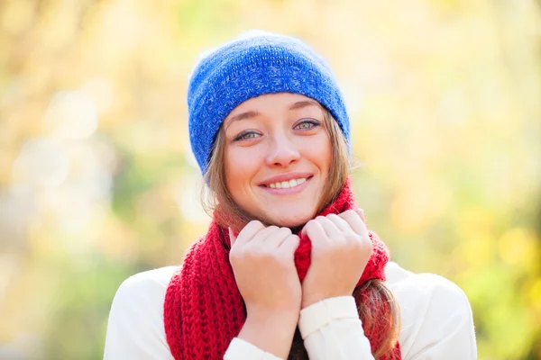 Adolescente chica en rojo bufanda en otoño al aire libre Fotos de stock libres de derechos