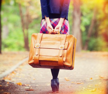 Kızıl saçlı kız çanta sonbahar açık.