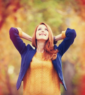 Kızıl saçlı kıza sonbahar aoutdoor