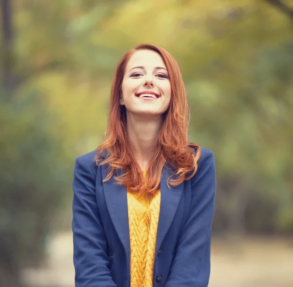 女孩在秋季户外 — 图库照片