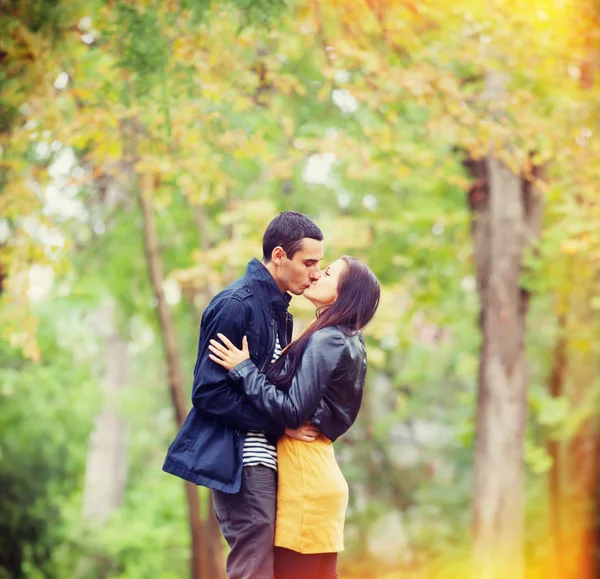 Coppia baci all'aperto nel parco — Foto Stock