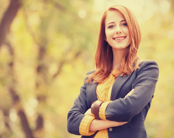 Redhead girl at autumn aoutdoor — Stock Photo, Image