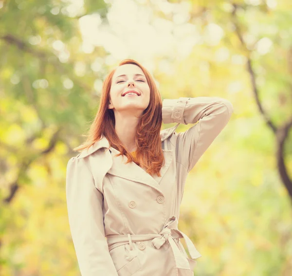 Chica en otoño al aire libre —  Fotos de Stock