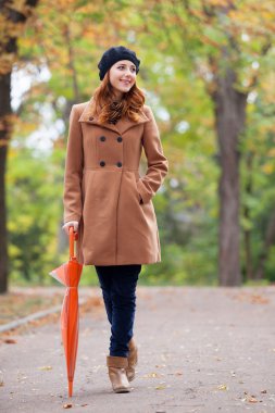 sonbahar açık şemsiye ile Kızıl saçlı kız