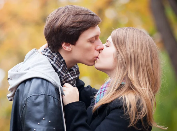 Paar küsst sich im Freien im Park — Stockfoto