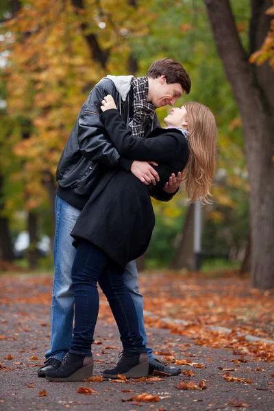 Par kyssas utomhus i parken — Stockfoto