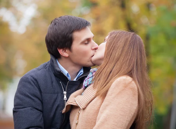 Pareja besándose al aire libre en el parque — Foto de Stock