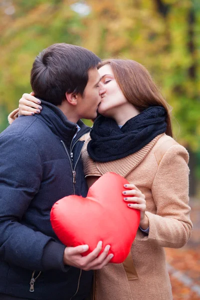 Couple kissing at outdoor in the park — Stock Photo, Image