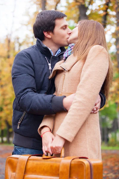 Pareja besándose al aire libre en el parque — Foto de Stock