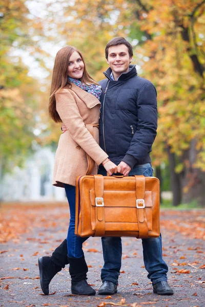 Pareja al aire libre en el parque — Foto de Stock