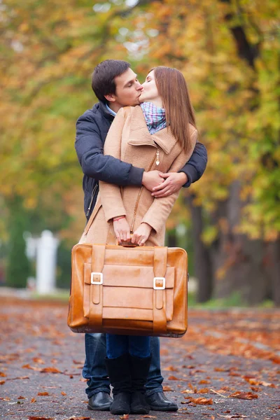 Casal beijando ao ar livre no parque — Fotografia de Stock