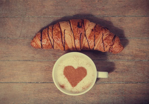 Tasse Kaffee mit französischem Croissant — Stockfoto
