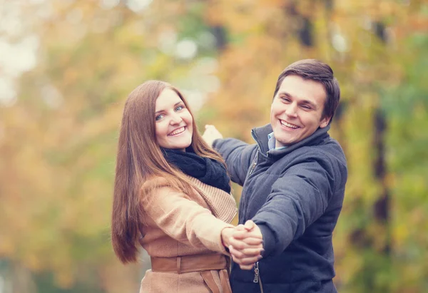 Couple adolescent dans le parc d'automne — Photo
