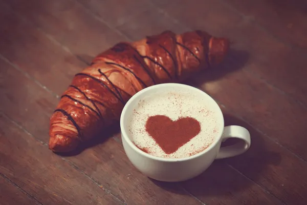 Tasse Kaffee mit französischem Croissant — Stockfoto