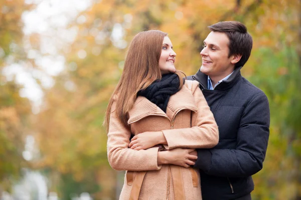 Pareja adolescente en el parque de otoño — Foto de Stock