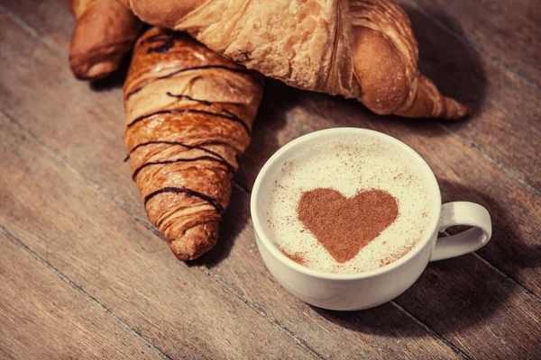 Kopje koffie met Franse croissant — Stockfoto