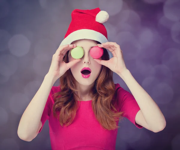 Rödhårig tjej med macaron till jul — Stockfoto