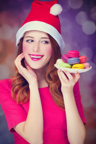 Κοκκινομάλλα κοπέλα με macaron για τα Χριστούγεννα — Φωτογραφία Αρχείου