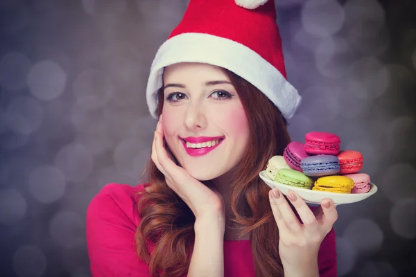Rothaarige Mädchen mit Macaron zu Weihnachten — Stockfoto