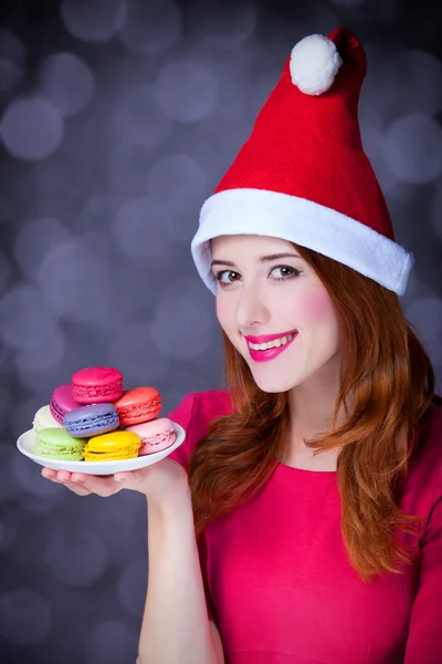 Ragazza rossa con macaron per Natale — Foto Stock