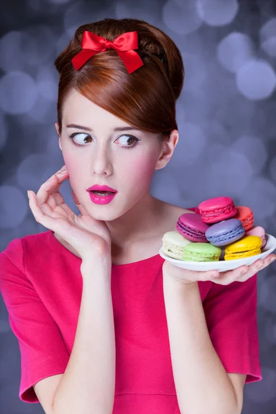 Roodharige meisje met macaron voor st. Valentijnsdag. — Stockfoto