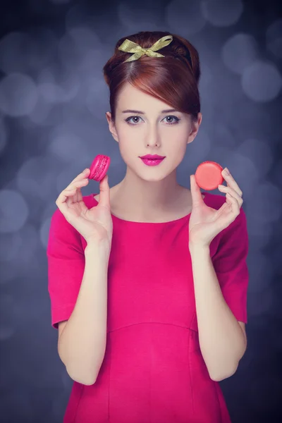 Roodharige meisje met macaron voor st. Valentijnsdag. — Stockfoto