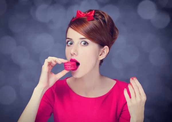 Roodharige meisje met macaron voor st. Valentijnsdag. — Stockfoto