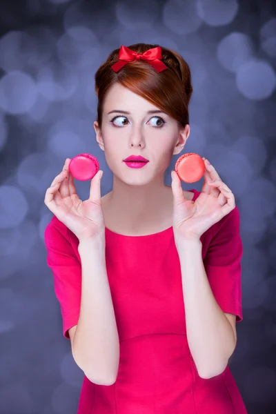 Redhead girl with macaron for St. Valentine Day. — Stock Photo, Image