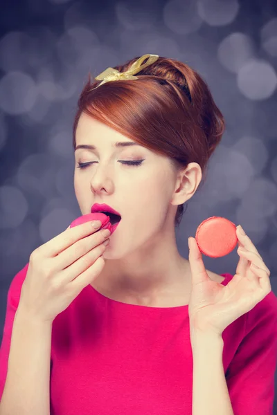 Roodharige meisje met macaron voor st. Valentijnsdag. — Stockfoto