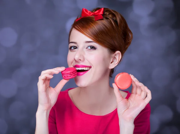 Ragazza rossa con macaron durante il Giorno di S. Valentino . — Foto Stock