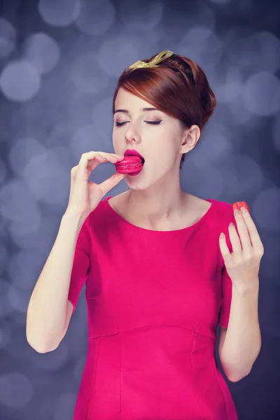 Rothaarige Mädchen mit Macaron zum Valentinstag. — Stockfoto