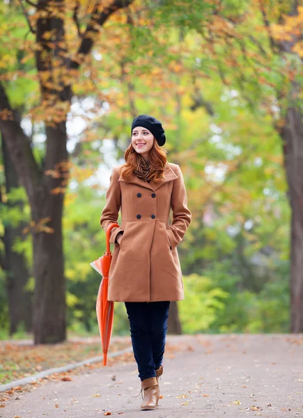 Fille rousse avec parapluie à l'automne en plein air — Photo