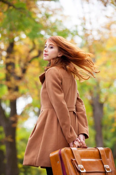 Kızıl saçlı kız çanta sonbahar açık — Stok fotoğraf