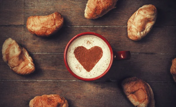 Tasse Kaffee mit französischem Croissant — Stockfoto