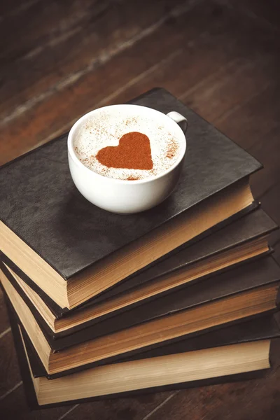 Tasse de café avec livres — Photo