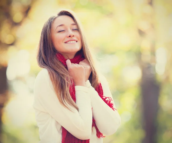 Teen girl in autumn outdoor — Stockfoto