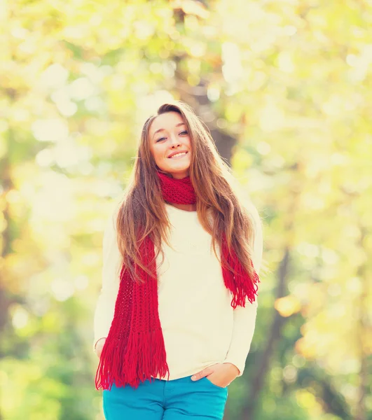 Teen girl in autumn outdoor — Stockfoto