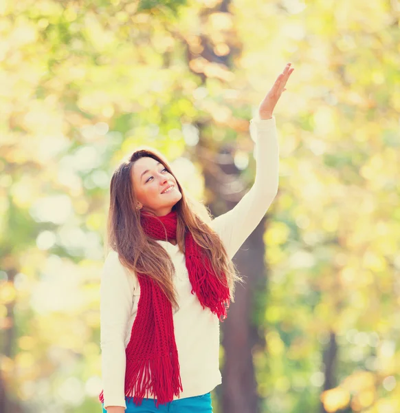 Teen girl in autumn outdoor — Stok fotoğraf